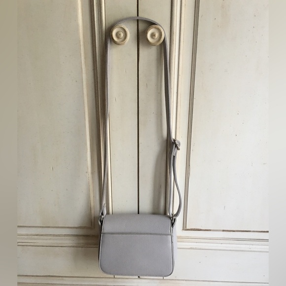 🩶 Lovely gently used grey & silver pebbled leather adjustable crossbody purse - Picture 9 of 16